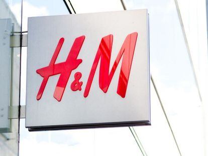 Logo de H&M en un escaparate.