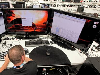 Un hombre navega con su ordenador en una Campus Party. EFE/Archivo