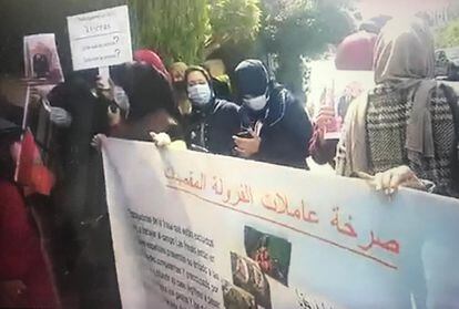 Un grupo de temporeras marroquíes denuncia no poder viajar a España a trabajar en la recogida de la fresa en Casablanca (Marruecos).
