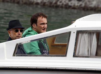 Quentín Tarantino, presidente del jurado del 67 festival de cine de Venecia, llega a la sede, acompañado del director italiano Gabriele Salvatores, en un 'taxi acuático'.