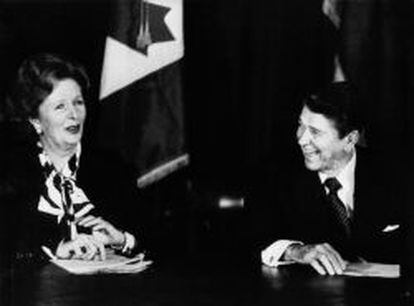 La ex primera mininistra Margaret Thatcher, junto a su hom&oacute;logo estadounidense, Ronald Reagan, en Nueva York en 1985.