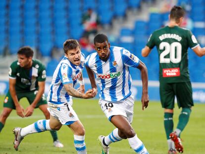 Alexander Isak celebra el segundo gol de la Real ante el Espanyol