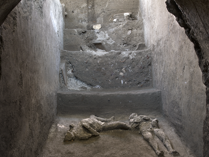 Cuerpos de dos víctimas de Pompeya, sorprendidos por la erupción del Vesubio en el año 79.