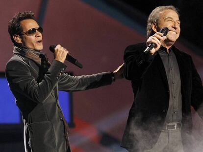 Marc Anthony (izquierda) y José Luis Perales, en la gala de los Grammy latinos en Las Vegas, en 2010.