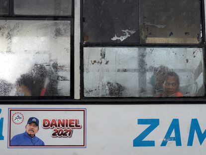 Publicidad de la reelección de Daniel Ortega en un autobús de Managua.