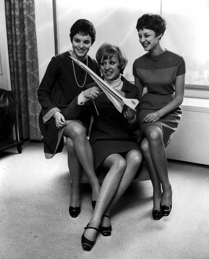 Tres azafatas británicas posan con una maqueta del Concorde en Londres en 1967, años antes de que el proyecto se hiciese realidad.
