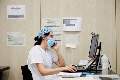 Una doctora fa el seguiment dels seus pacients per telèfon a Barcelona.