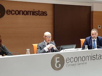 Jorge Onrubia, en el centro, durante el acto del Consejo de Economistas.