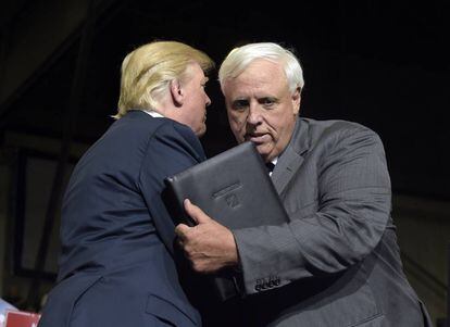 Donald Trump, a la izquierda, abraza al gobernador de Virginia Occidental, Jim Justice, este jueves.