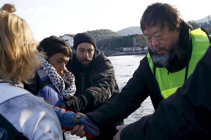 Ai Weiwei ayuda a refugiados en la isla de Lesbos esta semana. 