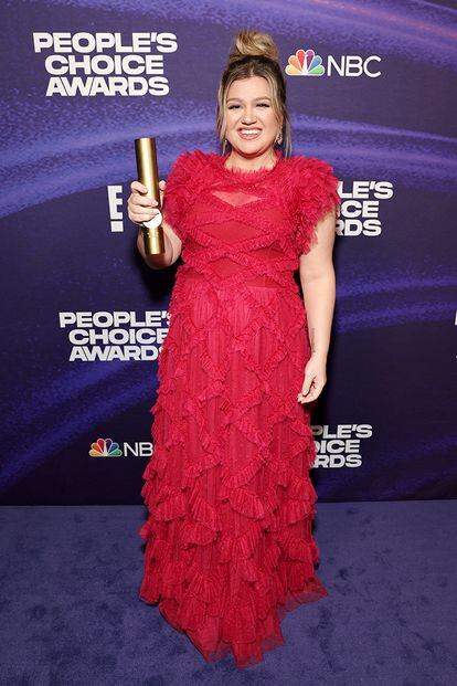 La cantante Kelly Clarkson, recipiente de un premio por su programa 'The Kelly Clarkson Show', en Needle and Thread.