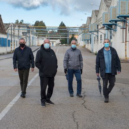  Una década del cierre definitivo de  Santana Motor. Cuatro extrabajadores de Santana Motor de Linares en la antigua factoría, Pedro Gálvez, Juan José Gea, Gregorio Ordóñez y Victoriano López.
Foto: José Manuel Pedrosa. 