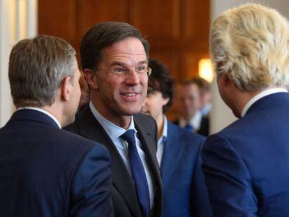 El reelegido primer ministro holand&eacute;s, Mark Rutte, al encontrarse con el l&iacute;der de la oposici&oacute;n, Geert Wilders.