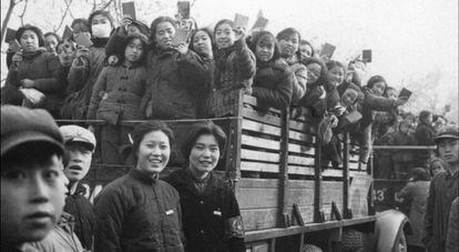 Un escuadr&oacute;n de guardias rojos formado por estudiantes posa ense&ntilde;ando el Libro rojo de Mao Zedong, en 1966 en Pek&iacute;n.