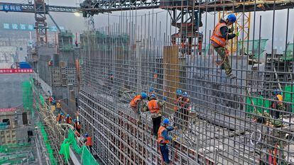 Trabajadores en la construcción del embalse Huangjinxia, en la provincia china de Hanzhong.