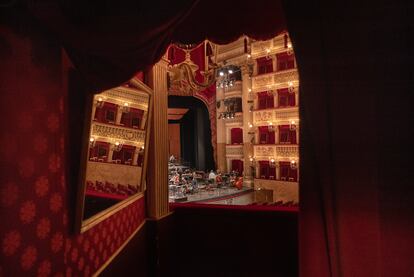 El Teatro San Carlo de Nápoles, visto desde un palco. 