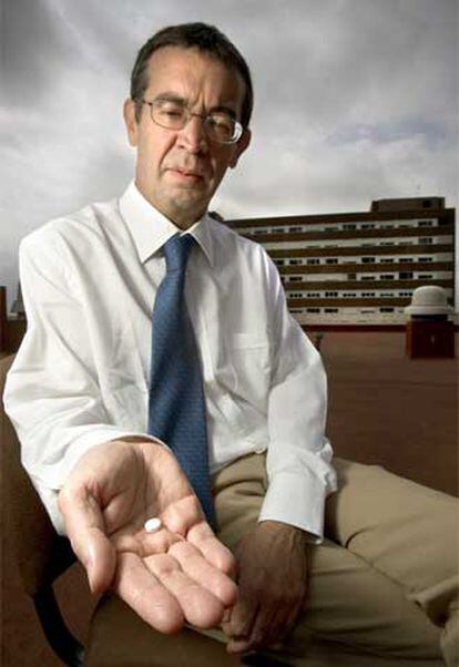 Rafael Rosell, con la pastilla de diseño genético.