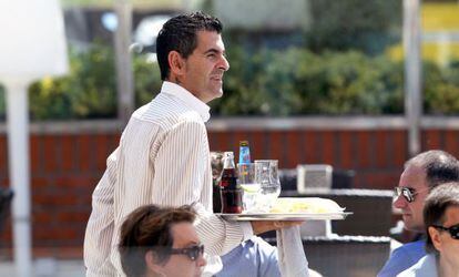 Un camarero sirve en una terraza