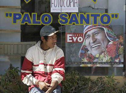 Un boliviano junto a un cartel de Evo Morales en una calle de Santa Cruz de la Sierra.