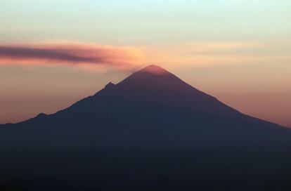 El volcán Popocatépetl durante el amanecer del 27 de febrero de 2022.