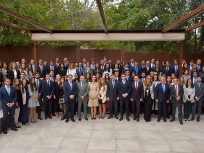 Foto de familia de los noventa jóvenes que han aprobado las últimas oposiciones a notario.