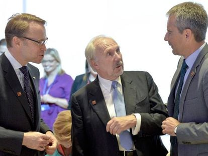 Desde la izquierda, el presidente del Bundesbank, Jens Weidmann; el gobernador del Banco Central de Austria, Ewald Nowotny; y el ministro de Finanzas de Austria, Hartwig Loeger, este viernes en Viena.