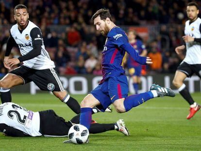 Messi se dispone a chutar ante Montoya y Coquelin, durante el partido de ida de las semifinales de la Copa del Rey
