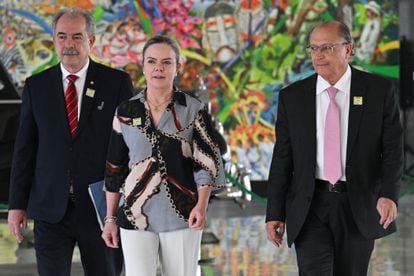 El vicepresidente electo de Brasil, Geraldo Alckmin, derecha, con la presidenta del PT, Gleisi Hoffmann, y el exsenador Aloizio Mercadante, en el palacio de Planalto, en Brasilia, este jueves tras la primera reunión del traspaso de poderes.