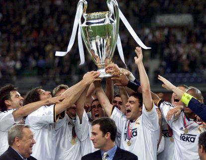 24 de mayo de 2000. En primer plano, el príncipe Felipe durante la celebración del triunfo del Real Madrid en la Liga de Campeones, después de ganar 3 a 0 al Valencia.