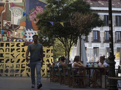 Terrazas en la calle Embajadores, junto al Teatro Pav&oacute;n-Kamikaze. 