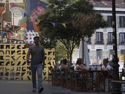 Terrazas en la calle Embajadores, junto al Teatro Pavón-Kamikaze. 