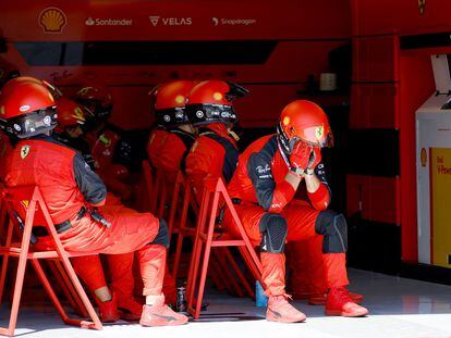 Mecánicos de Ferrari en el box durante el GP de Francia este domingo.