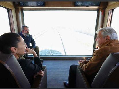 El presidente Andrés Manuel López Obrador visita las obras del tren del Aeropuerto Internacional Felipe Ángeles junto a la jefa de Gobierno Claudia Sheinbaum, el pasado domingo.
