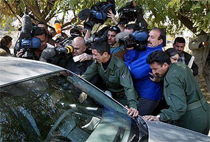 Soldados iraquíes protegen el vehículo del general Amer Saadi a su llegada a la sede del NMD, esta mañana.