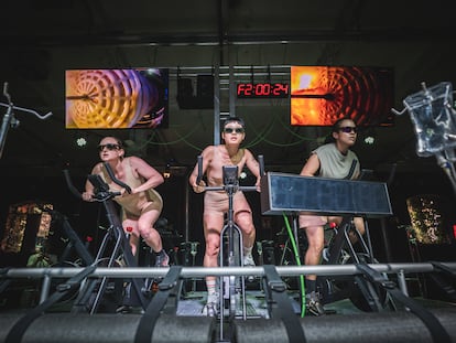 Un instaite de 'Faster, Higher, Stronger', la  performance de Mary Maggic en colaboración con Lara Brown y Euyín Eugene.