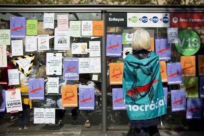 Los cristales llenos de carteles a favor del referéndum independentistas en una parada de autobús en el centro de Barcelona.