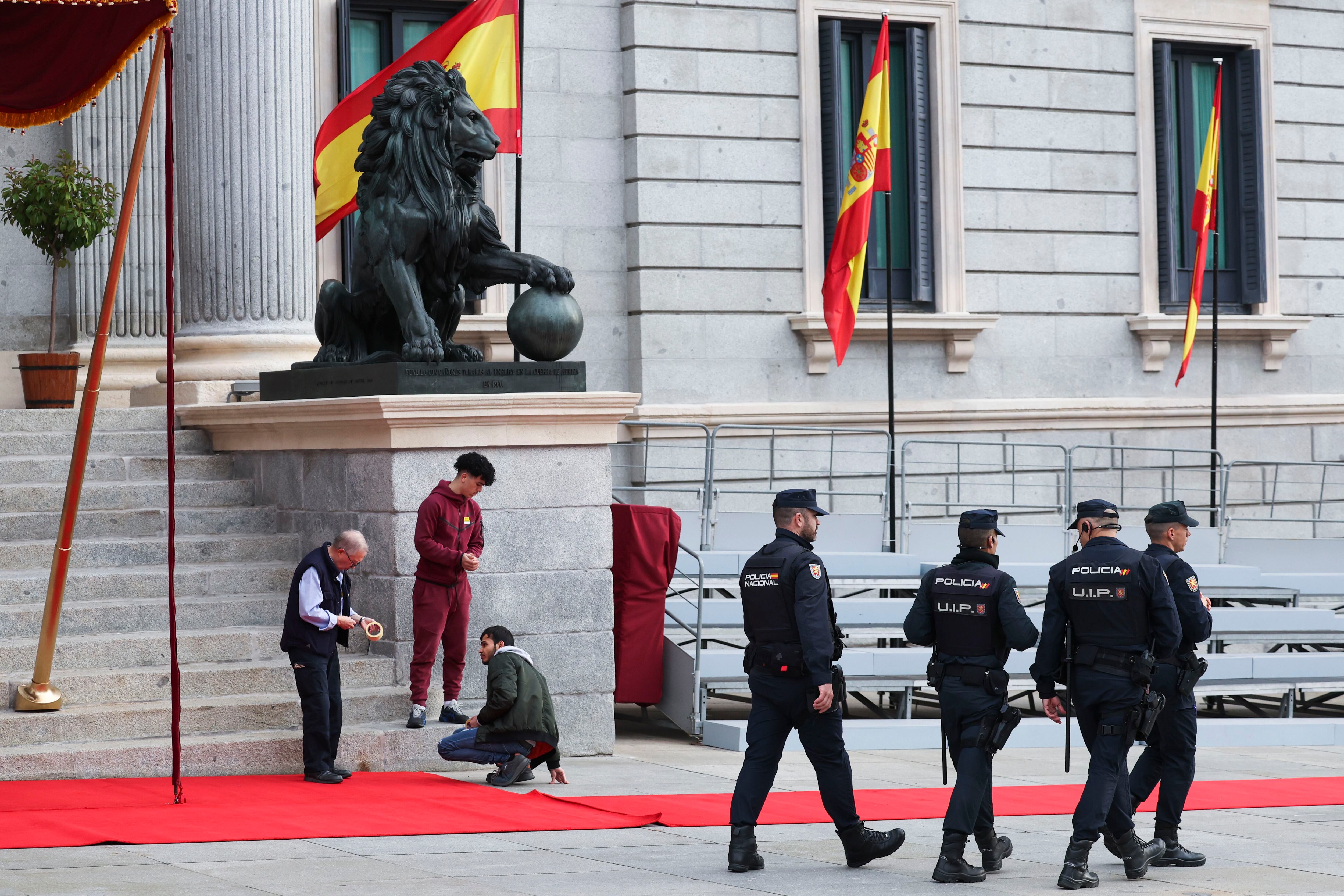 Operarios dan los últimos retoques en la Puerta de los Leones del Congreso este martes. 