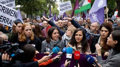 Lilith Vestrynge, Irene Montero, Ione Belarra e Isa Serra, de Podemos, al inicio de la manifestación este domingo en Madrid en solidaridad con el pueblo palestino.