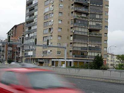 Tráfico en superficie frente a uno de los edificios afectados por el ruido.