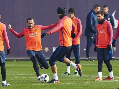 Parte de la plantilla del FC Barcelona, durante el entrenamiento que el equipo azulgrana ha realizado este mi&eacute;rcoles.