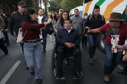 El gobernador del Estado de Puebla, Miguel Barbosa, en la marcha en apoyo al presidente López Obrador.