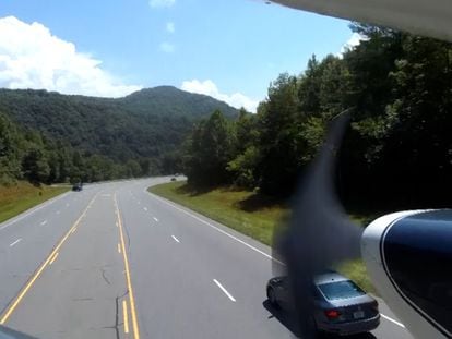 Una avioneta, pilotada por Vincent Fraser, aterriza entre automóviles en la carretera de Carolina del Norte.