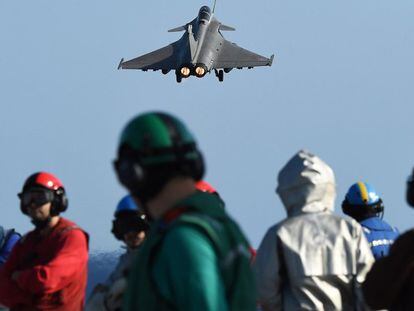 El avión de combate francés Rafale despega desde el portaaviones Charles de Gaulle dentro de la operación contra el ISIS.