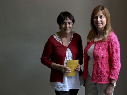Les professores Marta Espasa i Núria Bosch, a la Universitat de Barcelona.