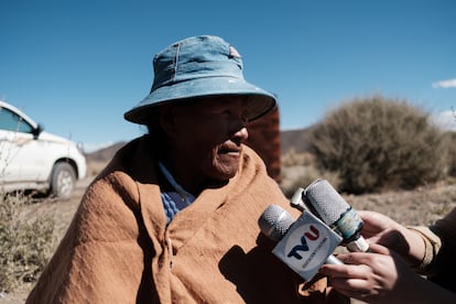 Benita Lima cuenta a la prensa de los problemas de salud que su médico ha atribuido a la contaminación minera, el 15 de mayo.