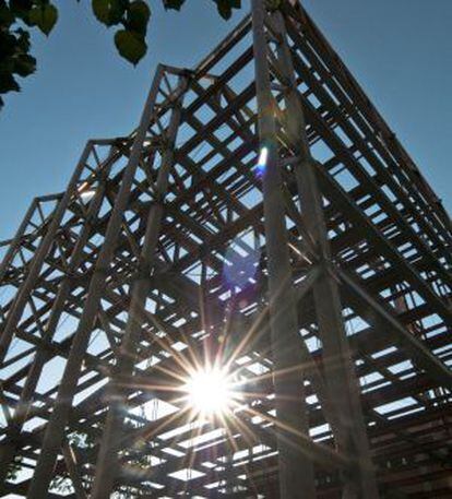 La lleugera estructura del nou aulari de les Teresianes contrasta amb l'edifici de pedra gaudinià.