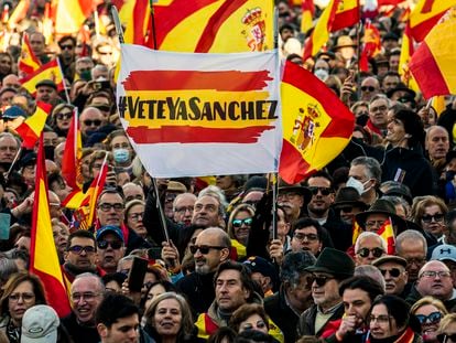 Manifestación contra el Ejecutivo de Pedro Sánchez en la plaza de Cibeles en Madrid.