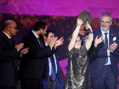 La actriz Gloria Ramos levanta el Forqué al mejor largometraje de ficción para 'Campeones'. A su izquierda aplaude el director, Javier Fesser.
