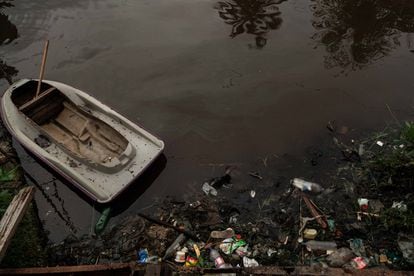 Desechos plásticos en una playa del poblado Puntica e´Piedra, el 12 de mayo de 2022, en Maracaibo.