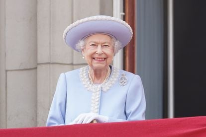La reina Isabel II en el balcón del palacio de Buckingham durante el desfile Trooping the Colour, este jueves en Londres.